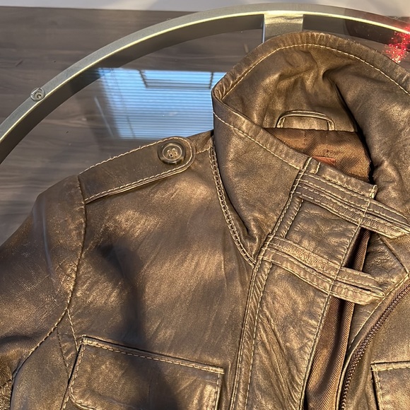 It is a army green DANIER 3XS leather jacket - Picture 5 of 8